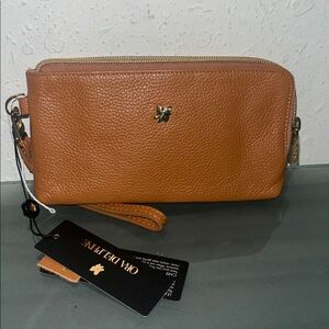 NWT Ora Delphine leather wristlet wallet in a tan